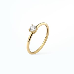Peut inclure: Une bague simple en or avec un seul diamant rond et clair.
