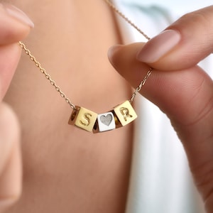 Colar de duas letras em cubo de ouro maciço 14K, símbolo minimalista de prata, letra inicial, colar de cubo de letras personalizado, colar de letras em coração