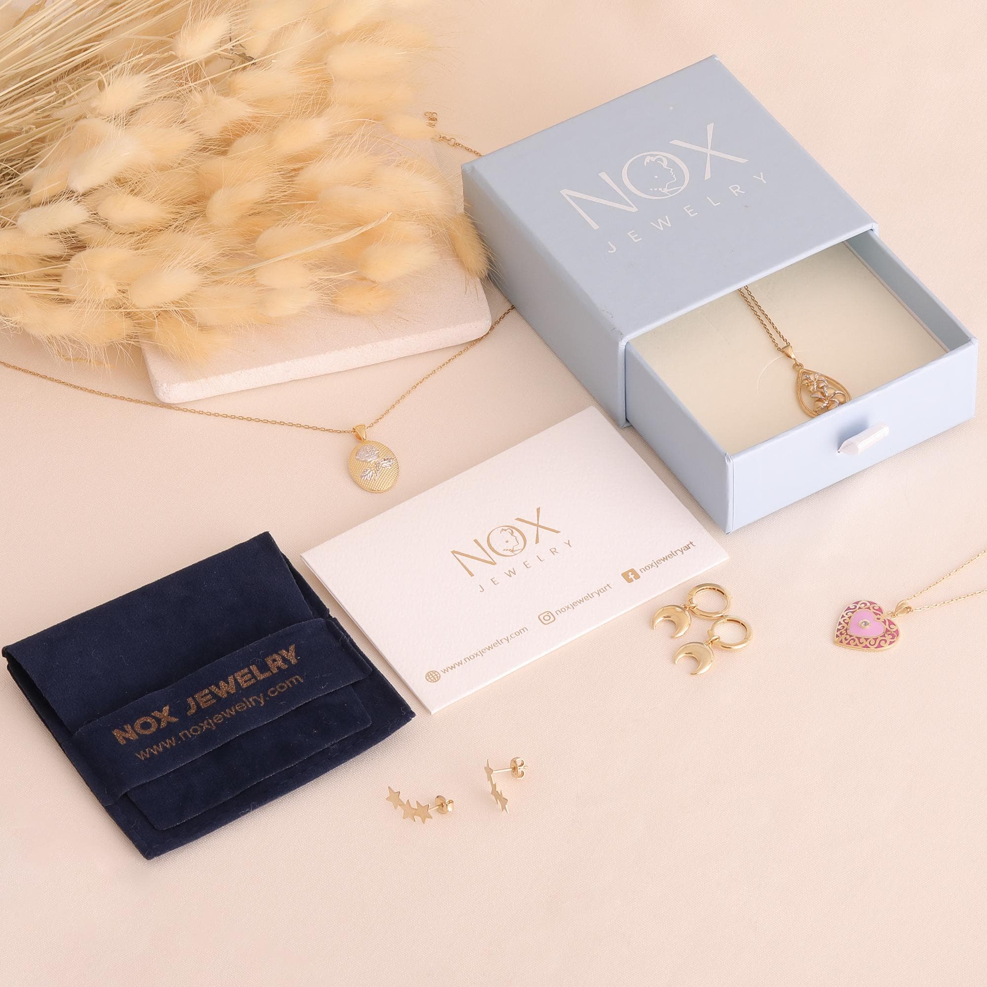 Cute Bee Necklace, 14k Flower Necklace, Perfect Gift
