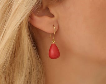 14K guldpläterade 925 sterlingsilverörhängen med röd korall, droppformade korallörhängen, minimalistiska ädelstensörhängen, present till henne