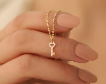 Collier coeur en or 14 carats, pendentif clé en or délicat, cadeau minimaliste de bijoux romantiques pour elle