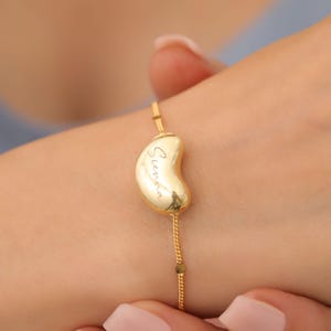 Pulseira de feijão de ouro 14k, pulseira delicada de feijão, pulseira de feijão pequenina, pulseira de feijão fofa personalizada gravada para mães