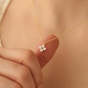 Sterling Silver Flower Pendant Necklace: Dainty Zircone Jewelry