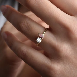 Anello con pietra portafortuna a goccia: anello di fidanzamento con due pietre