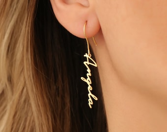 Brincos com nome em prata banhada a ouro 14K, brincos personalizados com nome em letra cursiva, brincos pendentes personalizados, presente minimalista para ela, joias feitas à mão.