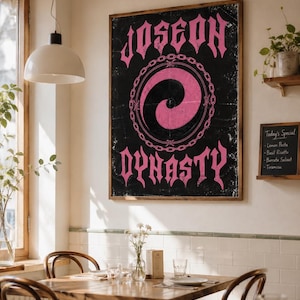 Könnte beinhalten: Gerahmtes Poster mit den Worten "JOSEON DYNASTY" in rosa gotischer Schrift auf schwarzem Hintergrund. Ein rosa Spiraldesign ist zentriert, umgeben von einer Kette. Das Poster wird in einem Restaurant gezeigt.