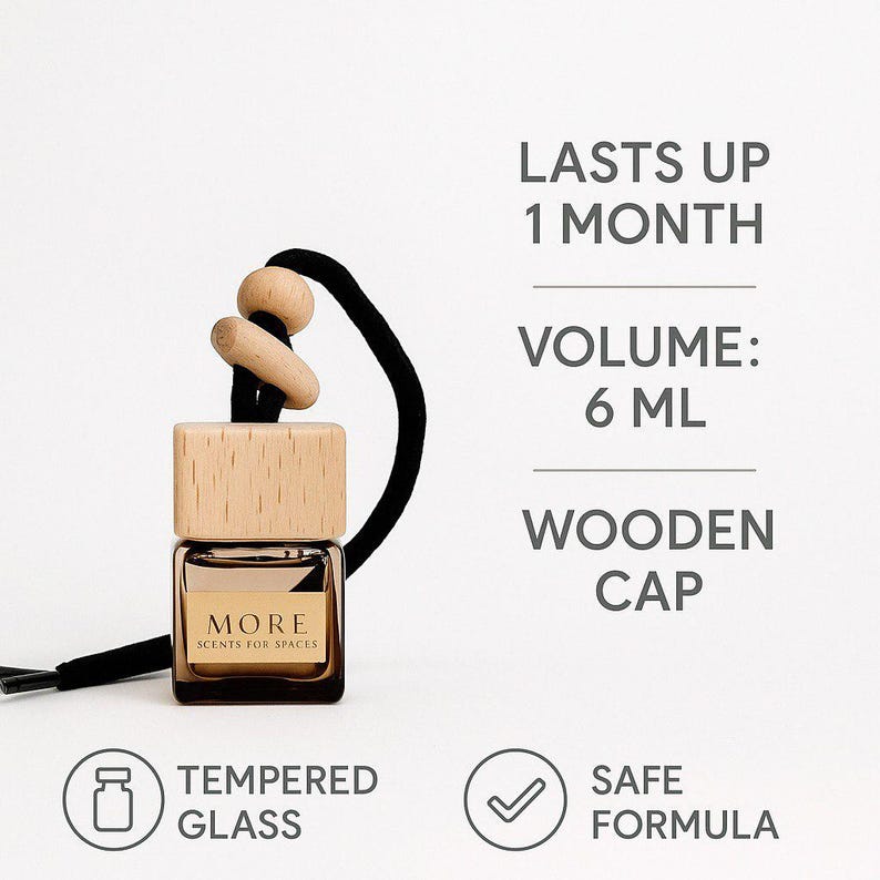 Peut inclure: Petite bouteille carr&eacute;e en verre avec bouchon en bois et cordon noir. L'&eacute;tiquette indique &laquo; MORE SCENTS FOR SPACES &raquo;. Le texte indique &laquo; DURE 1 MOIS &raquo;, &laquo; VOLUME : 6 ml &raquo; et &laquo; VERRE TREMP&Eacute; &raquo;.