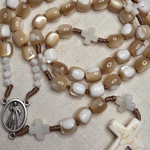 Collana rosario in conchiglia Trochus indossabile fatta a mano | Perline a forma di barile | Rosario cattolico