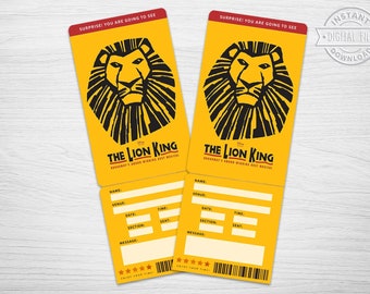 Könnte beinhalten: Zwei gelbe druckbare Tickets für eine Überraschungsveranstaltung, um den König der Löwen zu sehen. Die Tickets zeigen eine Schwarzweißillustration eines Löwenkopfes und den Text "Überraschung! Sie werden den König der Löwen sehen" oben. Die Tickets haben leere Felder für Name, Veranstaltungsort, Datum, Uhrzeit, Sektion, Sitzplatz und Nachricht.