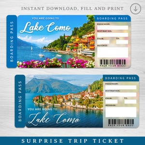 Può includere: Due biglietti d'imbarco blu con la scritta "You are going to Lake Como". I biglietti presentano un'immagine panoramica del Lago di Como, in Italia. I biglietti includono campi per le informazioni sui passeggeri e un codice a barre. Il testo "Surprise Trip Ticket" è in basso.