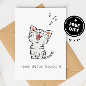 Puede incluir: Una tarjeta de felicitación blanca con una ilustración de gato de dibujos animados, notas musicales y el texto "Feeel Better Soooon!". La tarjeta mide 12,7 cm x 17,8 cm e incluye una etiqueta "FREE GIFT". Las palabras "DIGITAL PRINTABLE CARD" están en la parte inferior.