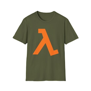 Könnte beinhalten: Ein grünes T-Shirt mit einem orangefarbenen Lambda-Symbol auf der Vorderseite.