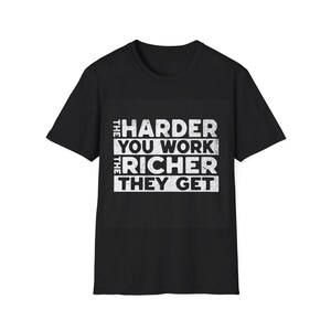 Può includere: T-shirt nero con la scritta bianca "THE HARDER YOU WORK THE RICHER THEY GET". Il testo è disposto su tre righe con un effetto vintage. La maglietta ha un girocollo e maniche corte, adatta per un look casual.