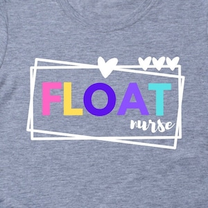 Może przedstawiać: Szara koszulka z białą ramką i tekstem "FLOAT nurse" w kolorowych literach. Litery są różowe, żółte, fioletowe i turkusowe.