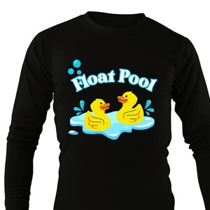 Peut inclure: T-shirt à manches longues noire avec le texte "Float Pool" en lettres bleues et blanches. Deux canards en caoutchouc jaunes flottent dans une piscine d'eau bleue.