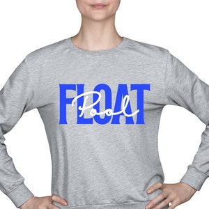 Könnte beinhalten: Ein hellgraues Sweatshirt mit dem Wort "FLOAT" in kräftigen blauen Buchstaben und dem Wort "Pool" in weißer Schrift. Das Sweatshirt hat lange Ärmel und einen Rundhalsausschnitt.
