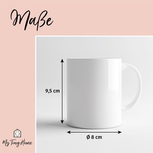 K&ouml;nnte beinhalten: Wei&szlig;e Keramiktasse mit dem Wort "Maybe" darauf gedruckt. Die Tasse ist 9,5 cm hoch und 8 cm im Durchmesser.