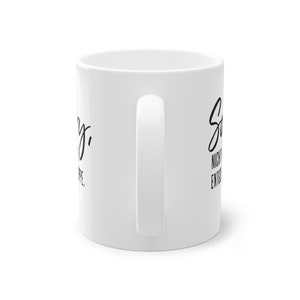 K&ouml;nnte beinhalten: Wei&szlig;e Keramik-Kaffeetasse mit schwarzem Text, der "Sorry, I'm only awake for coffee." lautet.