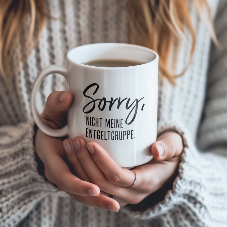 K&ouml;nnte beinhalten: Wei&szlig;e Keramiktasse mit schwarzer Aufschrift "Sorry, nicht meine Entgeltgruppe."
