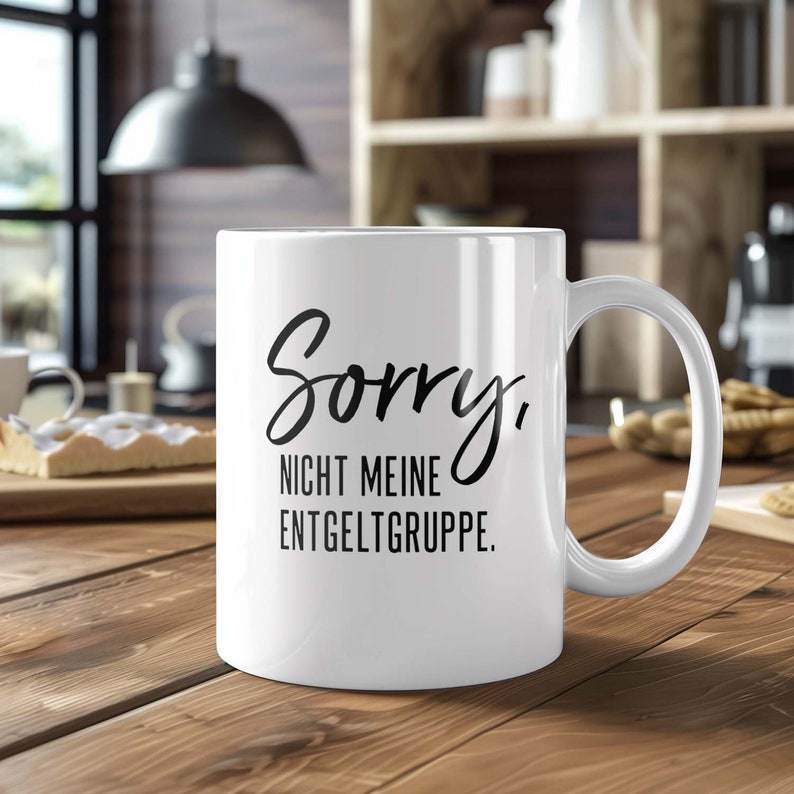 K&ouml;nnte beinhalten: Wei&szlig;e Keramik-Kaffeetasse mit schwarzer Aufschrift "Sorry, nicht meine Entgeltgruppe."