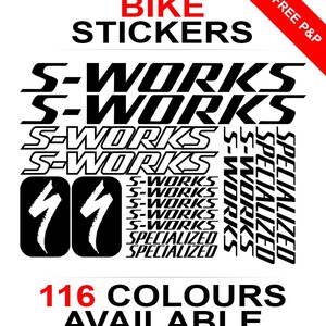 以下が含まれることがあります： 上部に「BIKE STICKERS」の文字が入った、白黒の自転車用ステッカーのコレクションです。「S-WORKS」と「SPECIALIZED」のロゴが特徴です。下部には「116 COLOURS AVAILABLE」の文字があります。