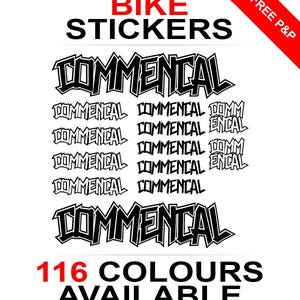Könnte beinhalten: Eine Auswahl an schwarz-weißen Fahrradaufklebern mit dem Markennamen "COMMENCAL" in verschiedenen Schriftarten und Größen. Der Text "BIKE STICKERS" und "116 COLOURS AVAILABLE" sind ebenfalls enthalten. Ein rotes Banner zeigt "FREE P&P".