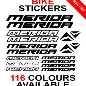 Op de afbeelding: Een verzameling zwarte en witte Merida fietsstickers met de tekst "BIKE STICKERS" bovenaan. De stickers zijn in verschillende stijlen, met de tekst "116 COLOURS AVAILABLE" onderaan.