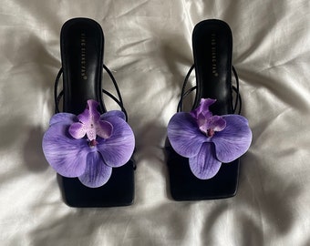 Sandales à talons violettes faites main avec fleurs d'orchidées