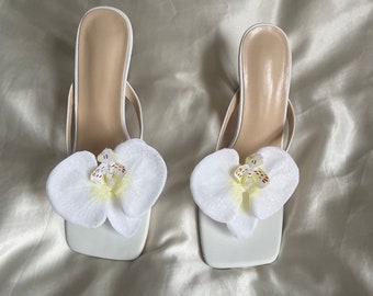 Fleur blanche couleur orchidée (option de chaussures de style string pour les grandes tailles)