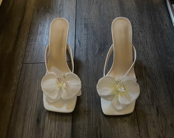 Sandales à talons blanches et jaunes faites main avec fleurs d'orchidées - Option style string