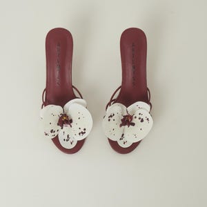 Sandalia Paris en color burdeos, orquídea y lunares blancos y rojos