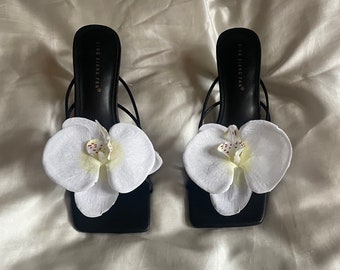 Sandales à talons blanches et jaunes faites main avec fleurs d'orchidées