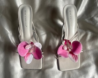 Sandales à talons roses faites main avec fleurs d'orchidées