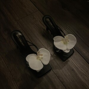 White and yellow handmade orchid flower sandal heels zdjęcie 8