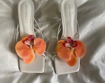 Sandale mit orangefarbenem Orchideenblüten-Absatz