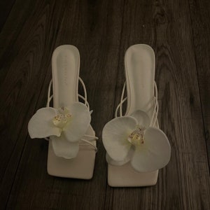 Weiße und gelbe handgemachte Orchideenblumensandalenabsätze Bild 5