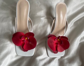 Fleur de couleur orchidée rouge (option de chaussures de style string pour les grandes tailles)