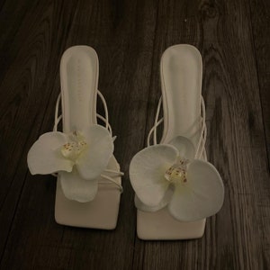 Weiße und gelbe handgemachte Orchideenblumensandalenabsätze Bild 1