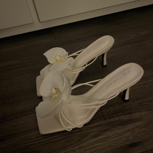 White and yellow handmade orchid flower sandal heels zdjęcie 2