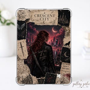 Könnte beinhalten: Eine transparente Tablethülle mit einem Collage-Design, das eine Person mit langem rotem Haar in einer Lederjacke mit Schwert zeigt. Der Hintergrund zeigt eine Skyline bei Nacht unter einer Mondsichel. Der Text enthält Crescent City.
