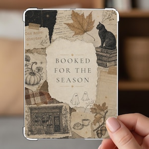 Puede incluir: Una funda rectangular para tableta con un diseño de collage que incluye el texto "BOOKED FOR THE SEASON" y "One more chapter". La imagen muestra un gato negro sobre libros, una calabaza, hojas de otoño, dos pequeños fantasmas, una librería y una taza de café.