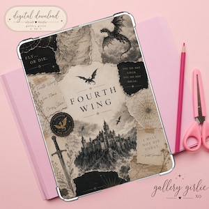 Può includere: Una custodia per tablet con un design a collage con il testo Fourth Wing, Fly... Or Die, You Do Not Yield, You Do Not Break e I Will Not Die Today. La grafica include un castello, draghi, una spada ed elementi di mappa in nero e beige.