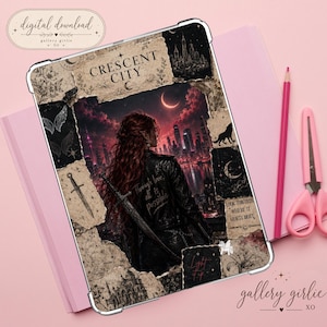 Op de afbeelding: Een tablethoes met een collageontwerp met de tekst Crescent City, Through love all is possible en Look towards where it hurts most. De centrale afbeelding toont een persoon met lang rood haar en een zwaard tegen een donkere skyline.