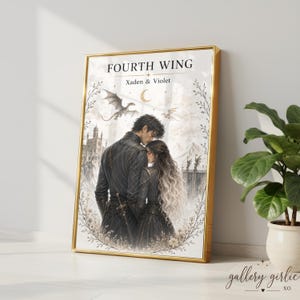 Könnte beinhalten: Ein rechteckiger Wandkunstdruck in einem goldenen Rahmen mit dem Text "FOURTH WING" und "Xaden & Violet". Die Illustration zeigt ein Paar in dunkler Kleidung vor einem Schloss, mit einem Drachen, einem Halbmond und floralen Rändern.