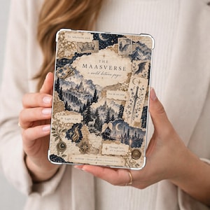 Puede incluir: Una funda rectangular para tableta con un diseño de collage que incluye el texto The Maasverse, a world between pages, To whatever end, You do not yield, Light it up, Through love, all is possible, y ACOTAR, Throne of Glass, Crescent City.