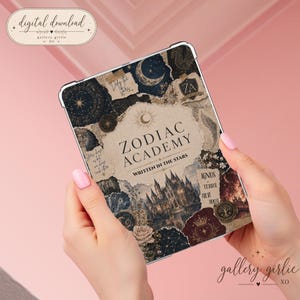 Pode incluir: Uma skin para tablet com um design de colagem com o texto ZODIAC ACADEMY WRITTEN IN THE STARS. A arte inclui uma lua crescente azul-escura, a silhueta de um castelo, mapas estelares, elementos florais e frases em latim como IGNUS TERRA AER AQUA.