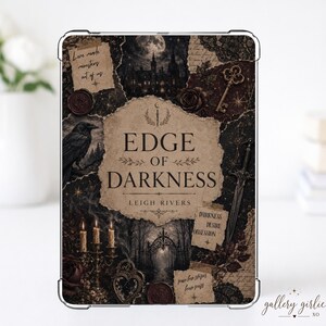 Puede incluir: Una funda rectangular para tableta con un diseño de collage de estilo gótico oscuro. La etiqueta central de pergamino dice "EDGE OF DARKNESS" de "LEIGH RIVERS" con un icono de espada. Incluye imágenes de un cuervo, un candelabro y una llave.