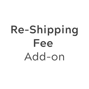 Könnte beinhalten: Weißer Hintergrund mit dem Text "Re-Shipping Fee Add-on" in einer dunkelgrauen serifenlosen Schrift. Der Text ist zentriert und gestapelt, jedes Wort auf einer separaten Zeile.