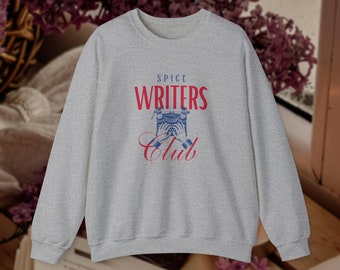 Könnte beinhalten: Grauer Pullover mit einer Vintage-Schreibmaschinengrafik und dem Text "Spice Writers Club" in Rot und Blau.