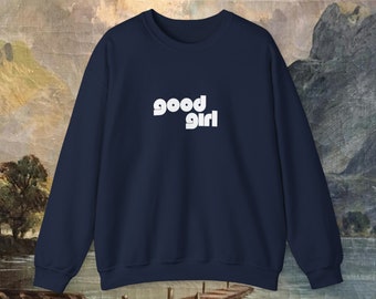 Könnte beinhalten: Ein marineblauer Pullover mit dem Aufdruck "good girl" in Weiß auf der Vorderseite.